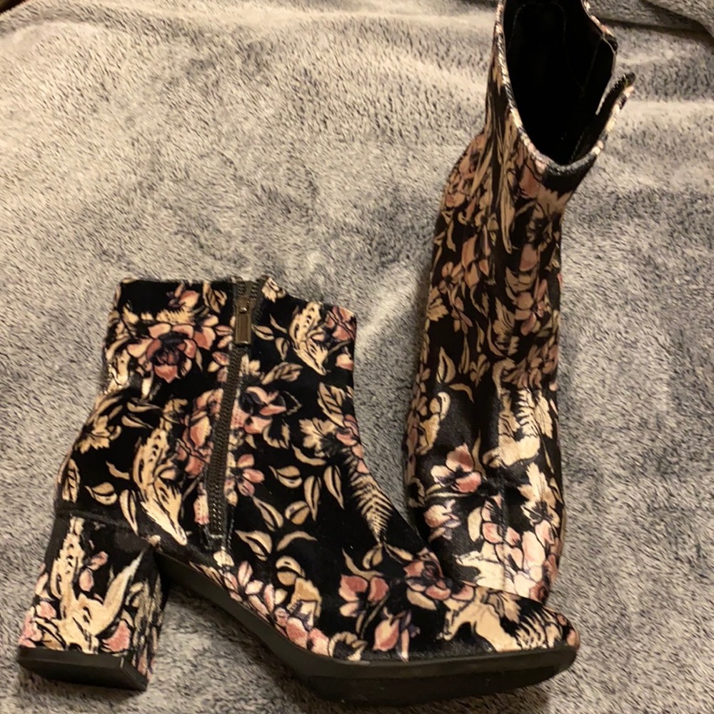 Black Velvet & Floral Print Boots by Cato NWOT Size 8